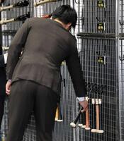 　グリップを見る森下