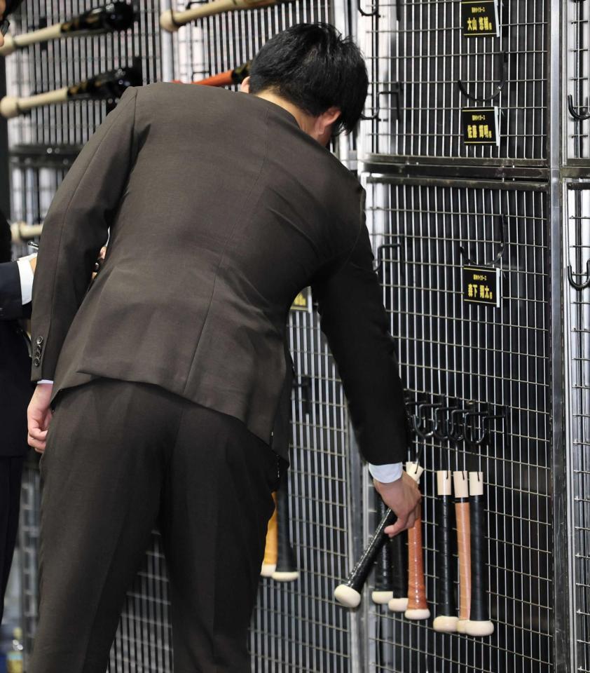 　グリップを見る森下