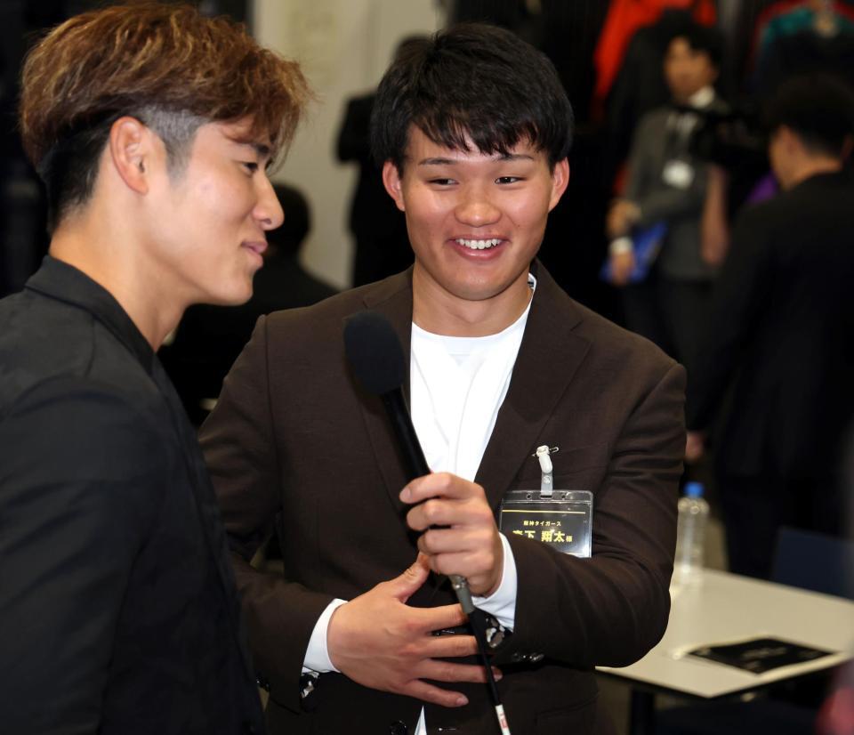 　ミーティングに参加した森下は上林にインタビューをする！？（撮影・田中太一）
