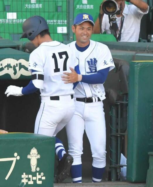 　対坂井戦の８回、本塁打を放ち、ベンチで監督に迎えられる明豊・浜田＝１７年８月１３日