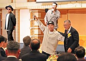 　掛布雅之氏野球殿堂入りを祝う会のライブゲストで登場し、会場を盛り上げるベリーグッドマン（撮影・立川洋一郎）