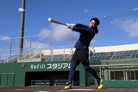 鋭い打球を放つ阪神・近本光司＝兵庫県立淡路佐野運動公園（撮影・北村雅宏）