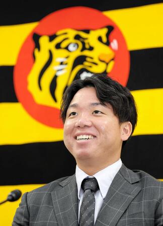 　契約更改を終え、会見する村上（撮影・山口登）