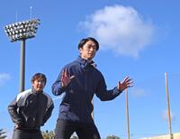 　青空の中、リードをとる近本とトクサン（左）＝撮影・北村雅宏