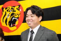 　契約更改を終え、取材に応じる村上（撮影・山口登）