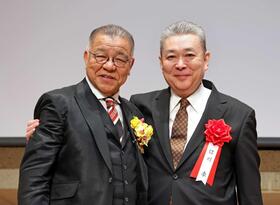 　記念写真に納まる江川氏（右）と掛布ＯＢ会長（撮影・立川洋一郎）