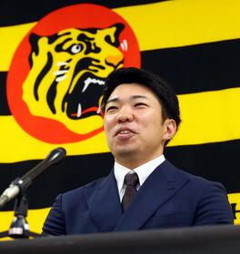 　契約を更改し会見する石井＝１２月１２日