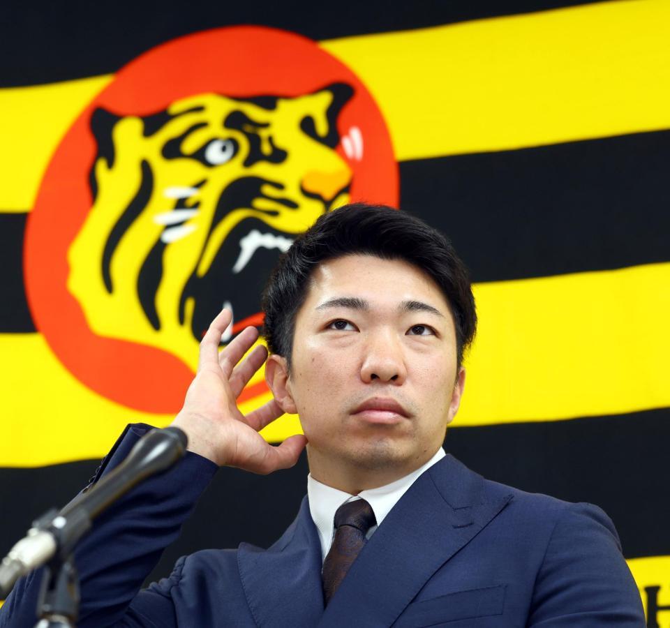契約を更改し会見する阪神・石井大智＝甲子園（撮影・山口登）