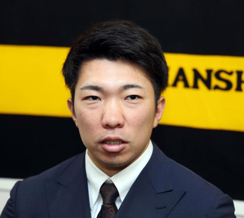 　契約を更改し会見する石井（撮影・山口登）