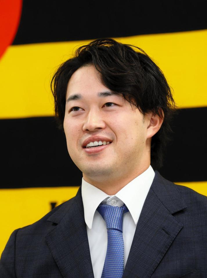 　入団会見で笑顔を見せる浜田（撮影・山口登）