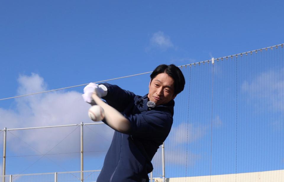 鋭い打球を放つ阪神・近本光司＝兵庫県立淡路佐野運動公園（撮影・北村雅宏）