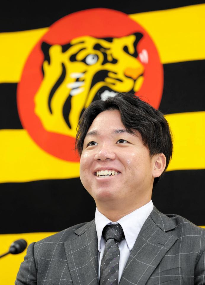 　契約更改を終え、会見する村上（撮影・山口登）