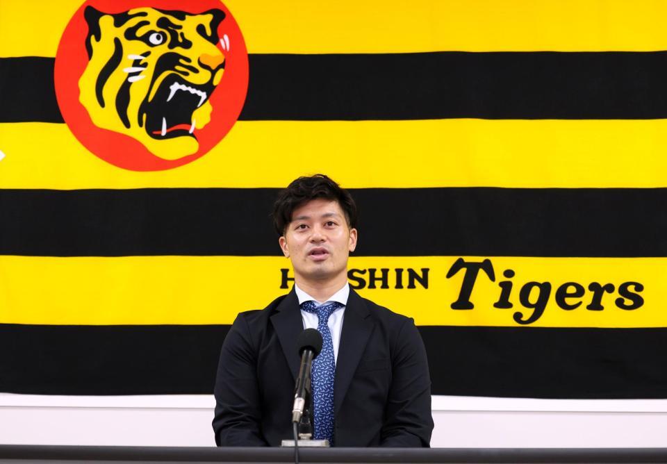 　契約更改を終えて会見する坂本（撮影・立川洋一郎）