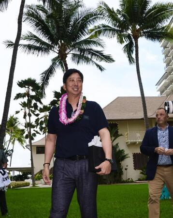 　ホノルルに到着し、笑顔を見せる藤川監督（撮影・田中太一）