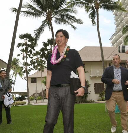 　歓迎セレモニーを受け、笑顔を見せる藤川監督（撮影・田中太一）