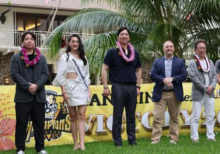 　歓迎セレモニーを受ける（右から）・粟井一夫球団社長、藤川監督、村上（撮影・田中太一）