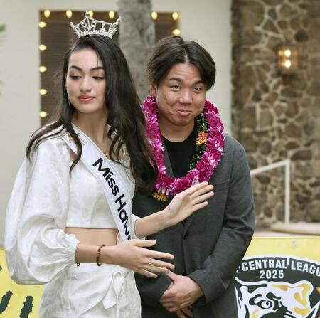 　ミスハワイから歓迎を受ける村上（撮影・田中太一）