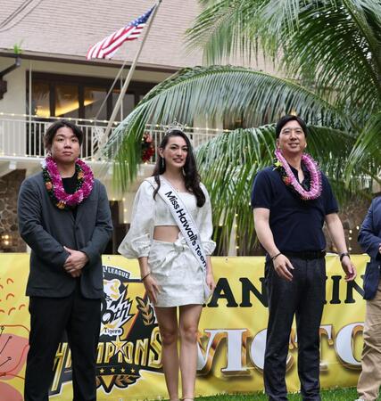 　歓迎セレモニーを受ける藤川監督（右）と村上（撮影・田中太一）