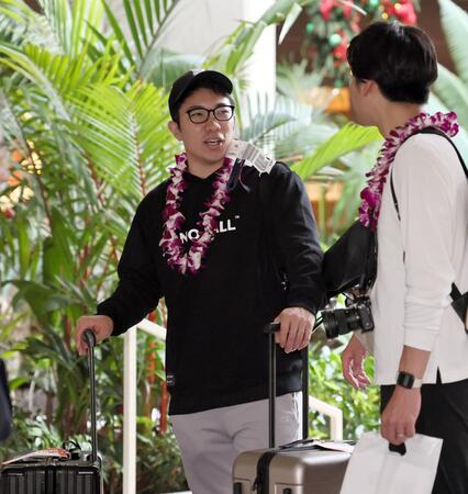 　ホテルに到着した石井（撮影・田中太一）