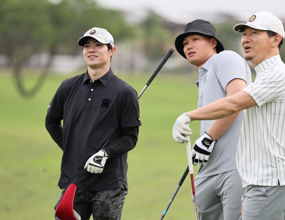 　ゴルフを楽しむ（左から）中野と森下（撮影・田中太一）