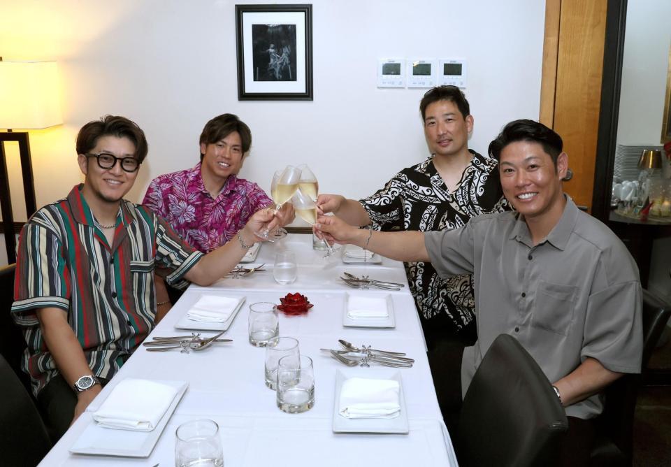 　同期会で乾杯する（右から）原口、岩崎、梅野、岩貞（撮影・田中太一）