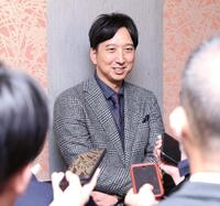 ＮＰＢ１２球団監督会議を終え、記者の取材に応じる藤川監督（撮影・伊藤笙子）