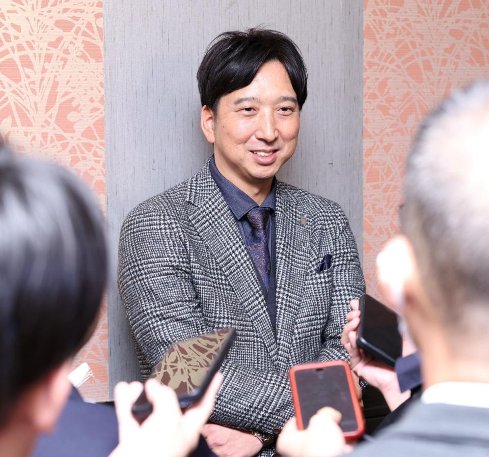 ＮＰＢ１２球団監督会議を終え、記者の取材に応じる藤川監督（撮影・伊藤笙子）