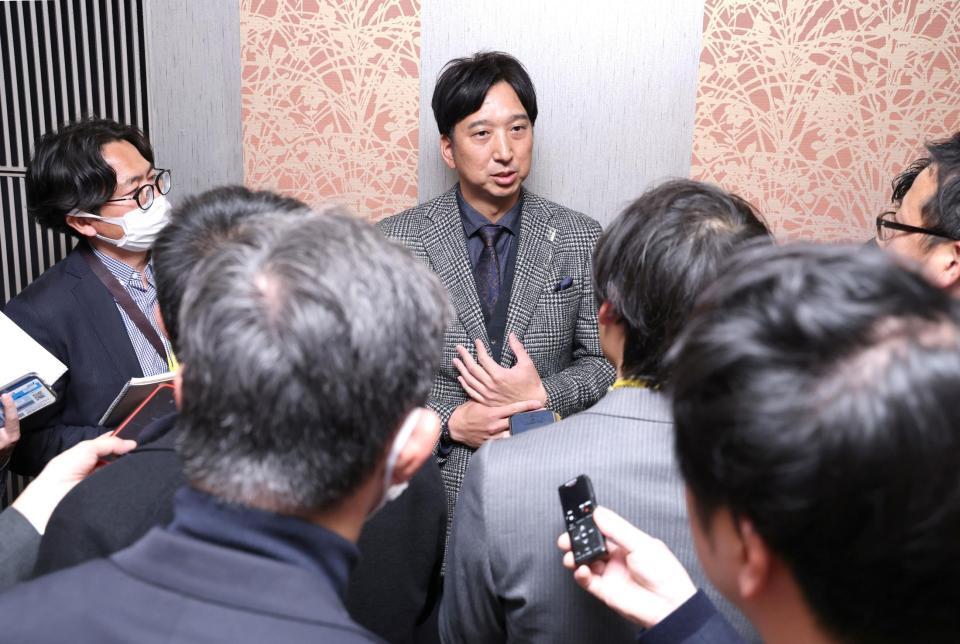 ＮＰＢ１２球団監督会議を終え、記者の取材に応じる藤川監督（中央）＝撮影・伊藤笙子