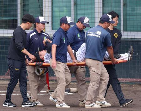 ３回、足を負傷し担架で運ばれる石井（撮影・立川洋一郎）