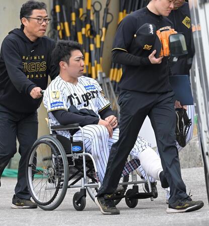 車いすで球場を後にする石井（撮影・飯室逸平）