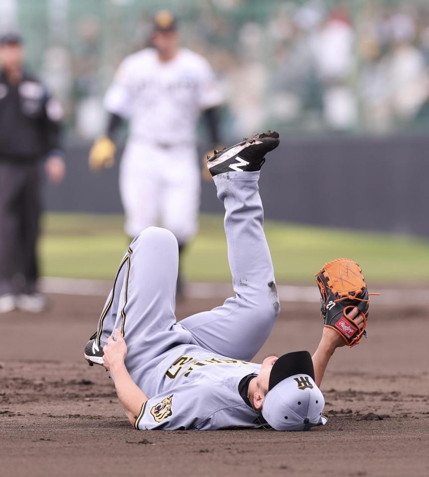 １回、佐藤輝の打球が直撃した伊藤将（撮影・西田忠信）