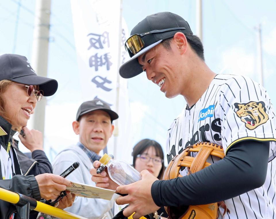 　ファンにサインをプレゼントする谷端（撮影・立川洋一郎）