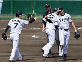 正遊撃手の座を争う中野（左）とディベイニー（１８日）