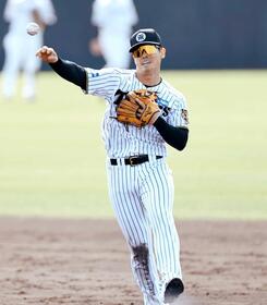 　シートノックを受け送球する谷端（撮影・田中太一）