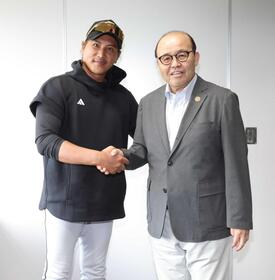 　握手する新庄監督（左）と岡田顧問（撮影・西岡正）
