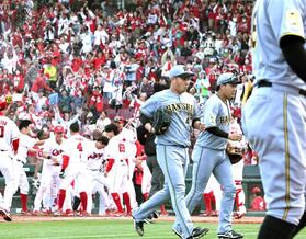 　サヨナラ負けし引き揚げる桐敷と大山（撮影・田中太一）