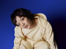 始球式を務めるあいみょん（阪神球団提供）