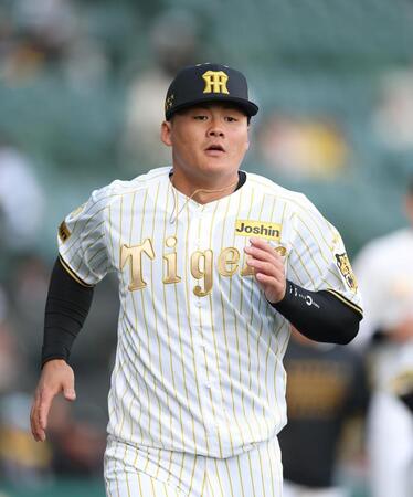 ウオーミングアップする前川（撮影・西田忠信）