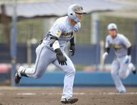 ３回、前川の一塁ゴロの間に三走・岡城（右）が生還する（撮影・坂部計介）