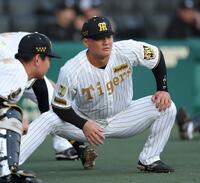 ウオーミングアップする前川（撮影・西田忠信）