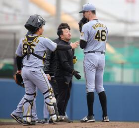 １回、打者・森友の時、二塁への送球がラグズデール（右）にあたり、マウンドで声をかける嶋村（撮影・坂部計介）