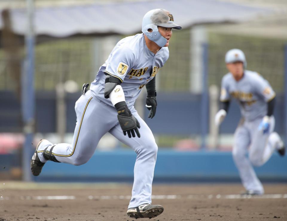 ３回、前川の一塁ゴロの間に三走・岡城（右）が生還する（撮影・坂部計介）