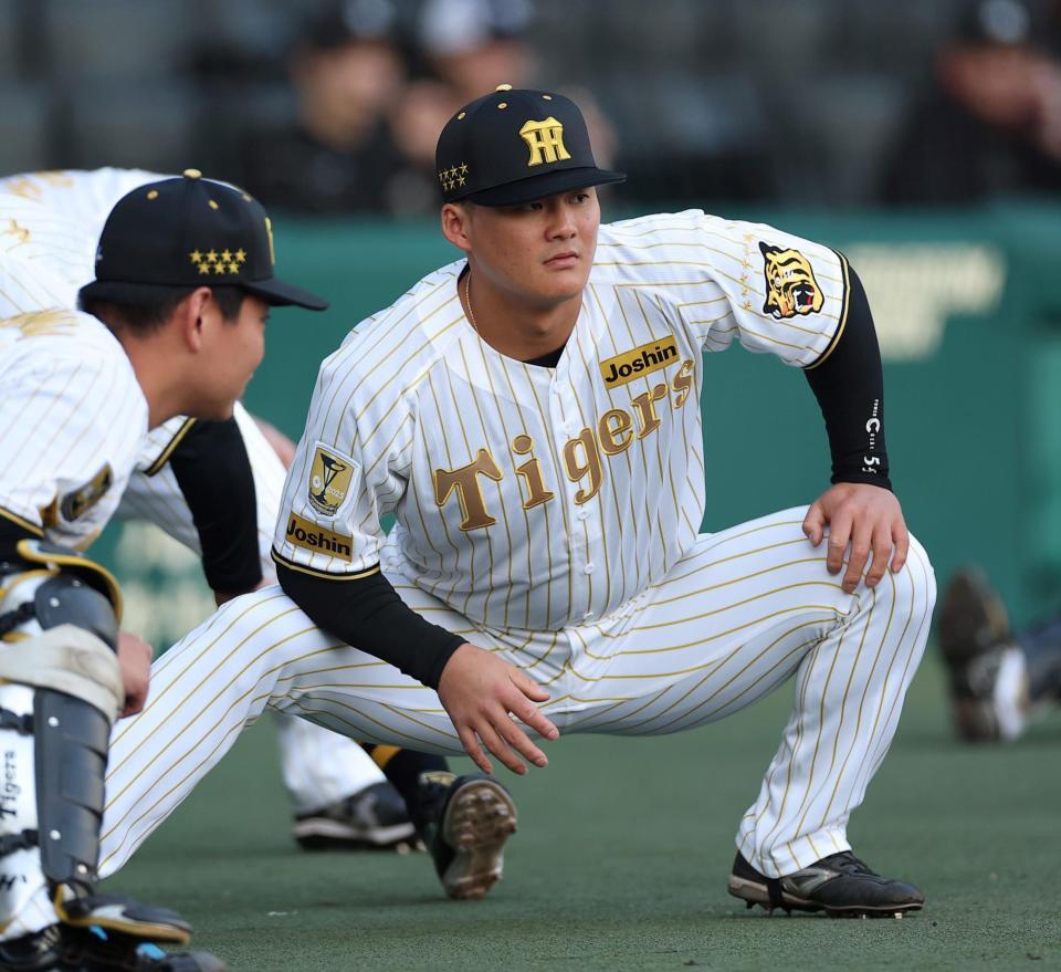 ウオーミングアップする前川（撮影・西田忠信）