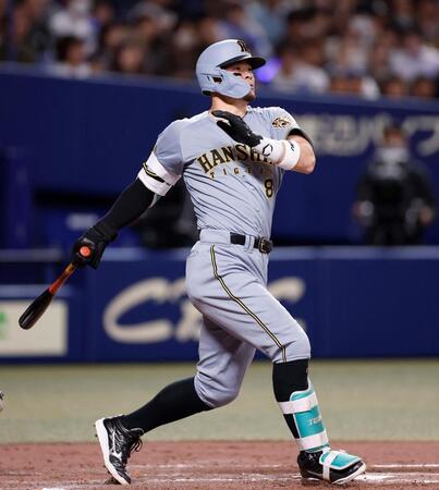 ９回、二塁打を放つ佐藤輝（撮影・西田忠信）