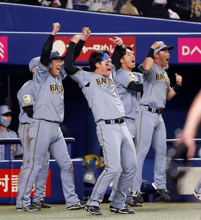 ９回、前川の適時二塁打を喜ぶ森下（中央）ら（撮影・西田忠信）