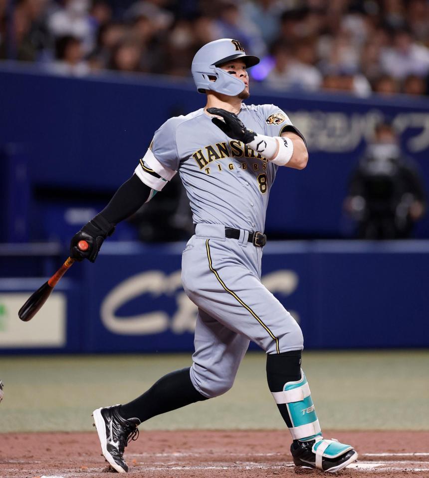 ９回、二塁打を放つ佐藤輝（撮影・西田忠信）