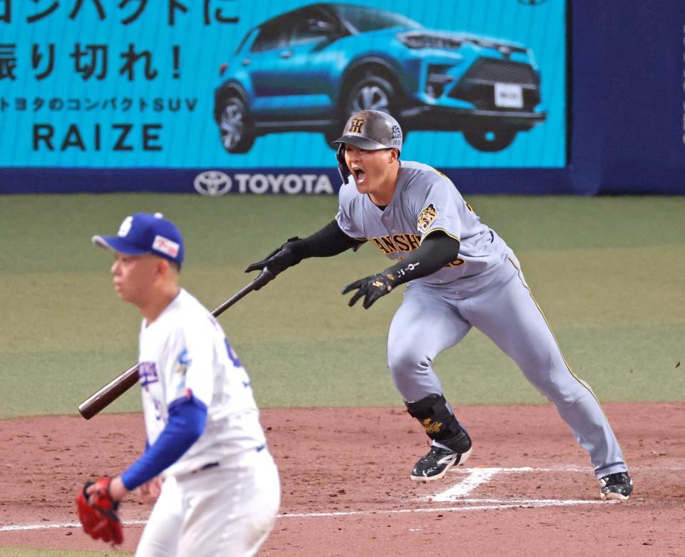 ９回、右翼線へ逆転の２点適時二塁打を放つ代打・前川（撮影・立川洋一郎）