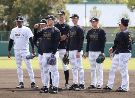 ２軍に合流したルーカス（中央右）＝撮影・中田匡峻