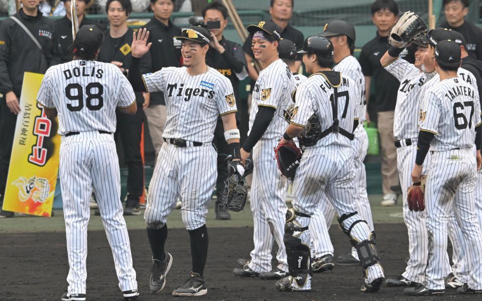 試合を終えた佐藤輝とドリスら（撮影・飯室逸平）