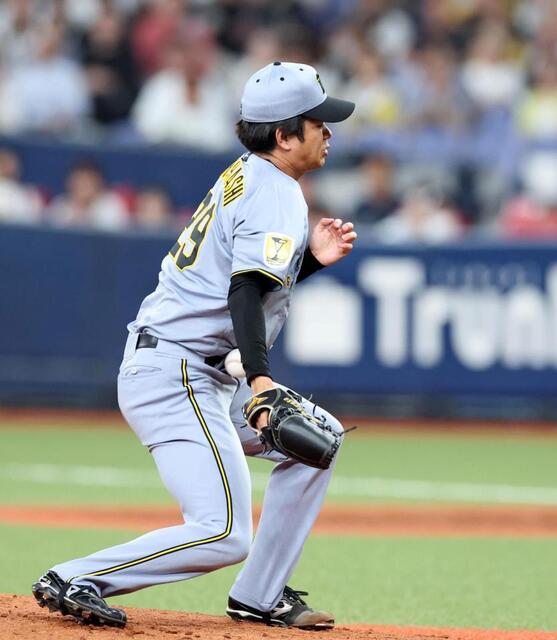 高橋にアクシデント 打球が右手首直撃
